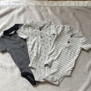 Carter’s set of 3 button up bodysuits 0-3m